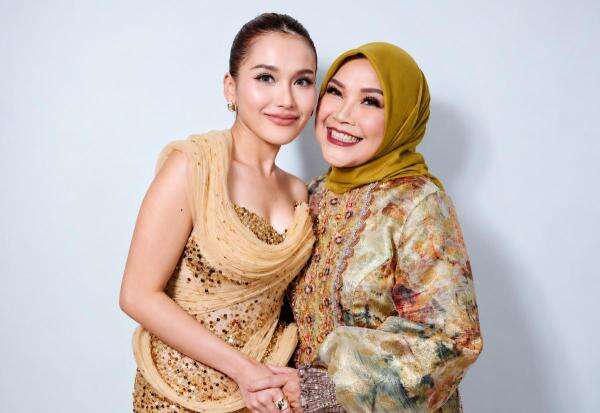 Minta Ayu Ting Ting Selalu Ada untuk Keluarga, Umi Kalsum Auto Dicap Egois oleh Netizen Minta Ayu Ting Ting Selalu Ada untuk Keluarga, Umi Kalsum Auto Dicap Egois oleh Netizen
