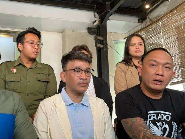 Ruben Onsu Resmi Berdamai dengan Pelapor, Laporan Penipuan Siap Dicabut! Ruben Onsu Resmi Berdamai dengan Pelapor, Laporan Penipuan Siap Dicabut!