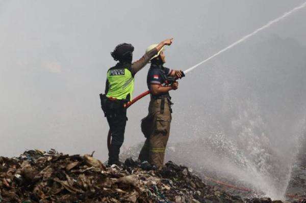 Baru Masuk Masa Transisi Darurat, TPA Putri Cempo Kembali Terbakar Baru Masuk Masa Transisi Darurat, TPA Putri Cempo Kembali Terbakar