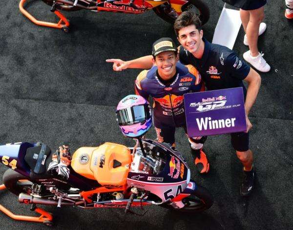 Adu Prestasi Veda Ega Pratama dan Kiandra Ramadhipa di Moto3 Junior, Siapa Unggul? Adu Prestasi Veda Ega Pratama dan Kiandra Ramadhipa di Moto3 Junior, Siapa Unggul?
