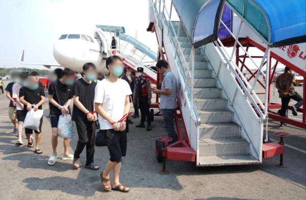 Imigrasi Deportasi 92 WN China gegara Penipuan Investasi di Batam, Dicekal Seumur Hidup Imigrasi Deportasi 92 WN China gegara Penipuan Investasi di Batam, Dicekal Seumur Hidup