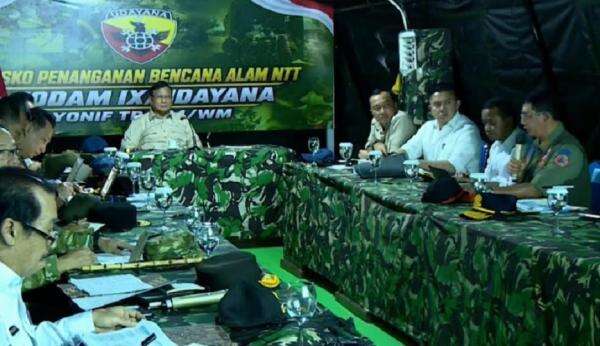 Prabowo Langsung Gelar Rapat Penanganan Bencana Gempa saat Tiba di Nagekeo NTT Prabowo Langsung Gelar Rapat Penanganan Bencana Gempa saat Tiba di Nagekeo NTT