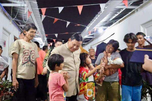 Prabowo Temui Warga Eks Penghuni Pinggir Rel Kereta Api Senen di Hunian Barunya Prabowo Temui Warga Eks Penghuni Pinggir Rel Kereta Api Senen di Hunian Barunya