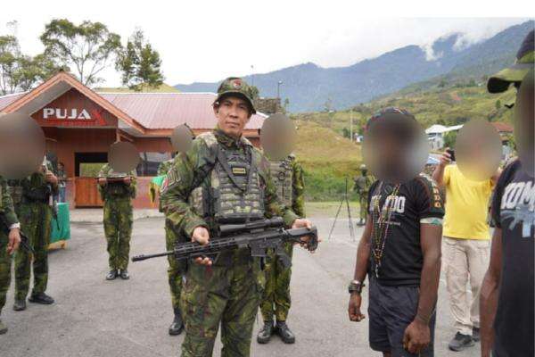 4 Anggota OPM Puncak Jaya Serahkan 4 Senjata Api kepada Pangkoops TNI Habema 4 Anggota OPM Puncak Jaya Serahkan 4 Senjata Api kepada Pangkoops TNI Habema