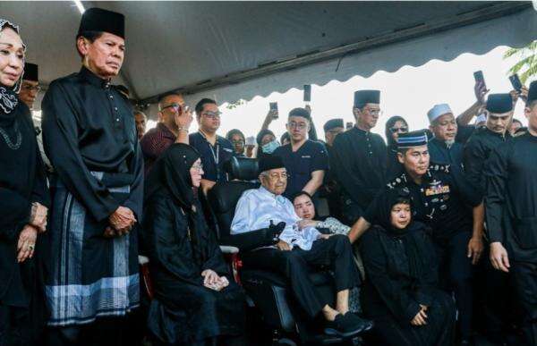 Menyayat Hati! Potret Mahathir Saksikan Pemakaman Sang Istri, Diinfus dan Terus Menangis Menyayat Hati! Potret Mahathir Saksikan Pemakaman Sang Istri, Diinfus dan Terus Menangis