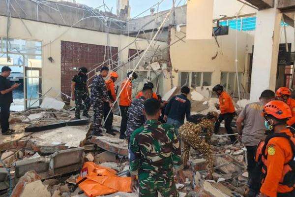 48 Ton Beras dan Logistik Kebencanaan Dikirimkan ke Korban Gempa NTT 48 Ton Beras dan Logistik Kebencanaan Dikirimkan ke Korban Gempa NTT