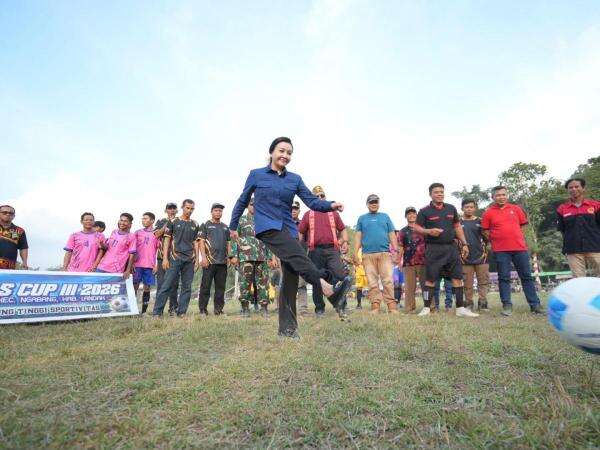 Buka Turnamen Deras Cup 3, Bupati Landak Soroti Perbaikan Infrastruktur hingga Sportivitas Pemain Buka Turnamen Deras Cup 3, Bupati Landak Soroti Perbaikan Infrastruktur hingga Sportivitas Pemain