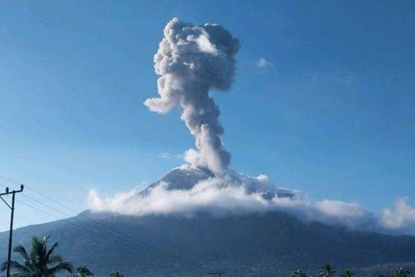 Gunung Lewotobi Laki-Laki Erupsi Siang Ini, Semburkan Abu Vulkanik 1.500 Meter Gunung Lewotobi Laki-Laki Erupsi Siang Ini, Semburkan Abu Vulkanik 1.500 Meter