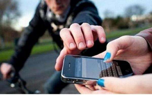 Terekam CCTV Jambret HP Wisatawan, Mata Elang di Bandung Ditangkap Polisi Terekam CCTV Jambret HP Wisatawan, Mata Elang di Bandung Ditangkap Polisi