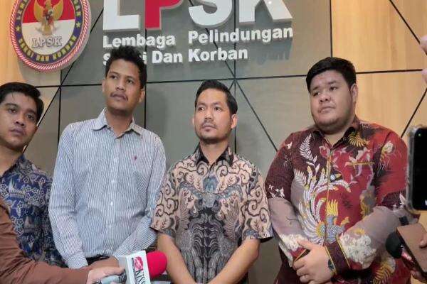 Alami Trauma Berat usai Kena Doxing, Korban Dugaan TPKS Betrand Peto Berhenti Bekerja Alami Trauma Berat usai Kena Doxing, Korban Dugaan TPKS Betrand Peto Berhenti Bekerja