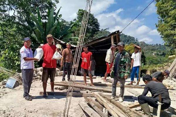 Tak Hanya Sembako, Siprianus Perindo Bantu Korban Gempa Manggarai Bangun Kembali Rumah Tak Hanya Sembako, Siprianus Perindo Bantu Korban Gempa Manggarai Bangun Kembali Rumah