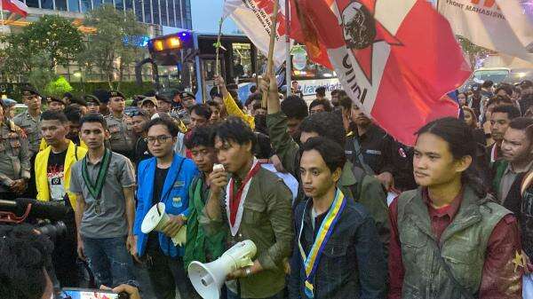 Sempat Memanas, Mahasiswa yang Demo di Jalan Jenderal Sudirman Akhirnya Membubarkan Diri Sempat Memanas, Mahasiswa yang Demo di Jalan Jenderal Sudirman Akhirnya Membubarkan Diri