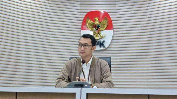 Ditangkap dalam OTT KPK, Bupati Sukoharjo Etik Suryani Tiba di Jakarta Pagi Ini Ditangkap dalam OTT KPK, Bupati Sukoharjo Etik Suryani Tiba di Jakarta Pagi Ini
