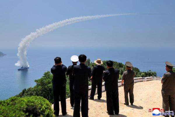 Setelah Bikin Marah Kim Jong-un, Korut Sukes Tembakkan Rudal dari Kapal Perang 5.000 Ton Setelah Bikin Marah Kim Jong-un, Korut Sukes Tembakkan Rudal dari Kapal Perang 5.000 Ton