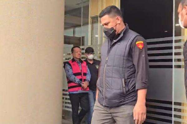 Diperiksa 7 Jam, Eks Jampidsus Febrie Bungkam usai Keluar dari Gedung Kejagung Diperiksa 7 Jam, Eks Jampidsus Febrie Bungkam usai Keluar dari Gedung Kejagung