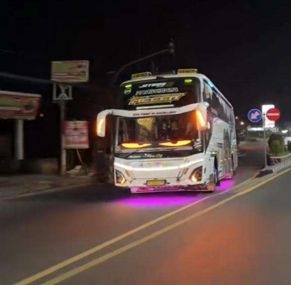 Viral Bus Pariwisata Ugal-ugalan di Purwakarta, Polisi Tilang Sopir Viral Bus Pariwisata Ugal-ugalan di Purwakarta, Polisi Tilang Sopir