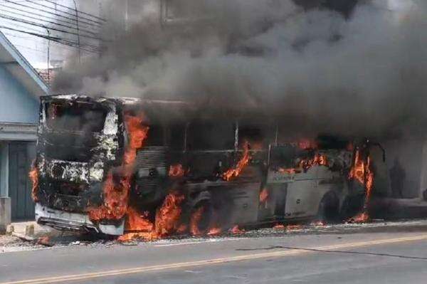 Bus Terbakar di Jalan Madiun-Surabaya, Terdengar Ledakan dari Dalam Kendaraan Bus Terbakar di Jalan Madiun-Surabaya, Terdengar Ledakan dari Dalam Kendaraan