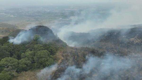 Karhutla Gunung Ciremai Meluas, Petugas Cegah Api Menjalar ke Majalengka Karhutla Gunung Ciremai Meluas, Petugas Cegah Api Menjalar ke Majalengka
