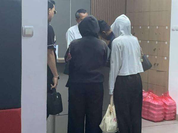 Korban Dugaan Kekerasan Seksual Betrand Peto Datangi Polda Metro Jaya, Pilih Bungkam! Korban Dugaan Kekerasan Seksual Betrand Peto Datangi Polda Metro Jaya, Pilih Bungkam!