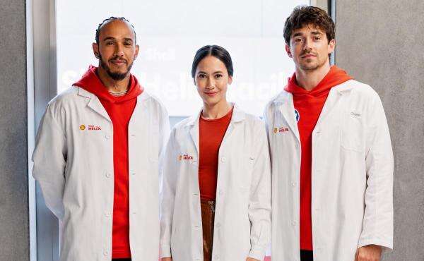 Bikin Iri, Pevita Pearce Pamer Foto Bareng Lewis Hamilton dan Charles Leclerc Bikin Iri, Pevita Pearce Pamer Foto Bareng Lewis Hamilton dan Charles Leclerc