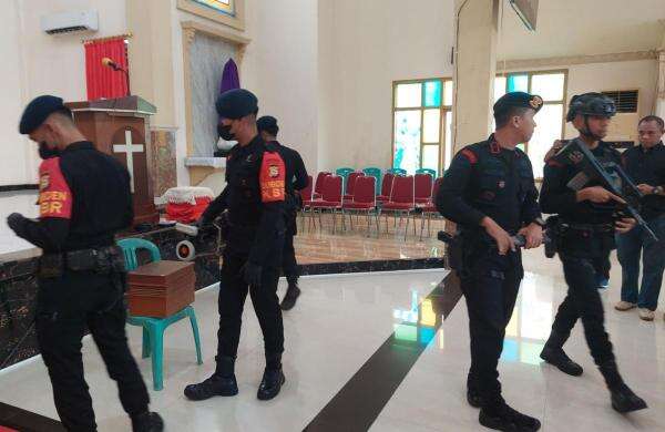 Dipimpin Kapolres Gowa, Tim Penjinak Bom Dilibatkan Sterilisasi Gereja Jelang Jumat Agung Dipimpin Kapolres Gowa, Tim Penjinak Bom Dilibatkan Sterilisasi Gereja Jelang Jumat Agung