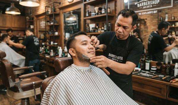 Pria Wajib Waspada! Ini Bahaya Pakai Silet Bekas di Barbershop Pria Wajib Waspada! Ini Bahaya Pakai Silet Bekas di Barbershop