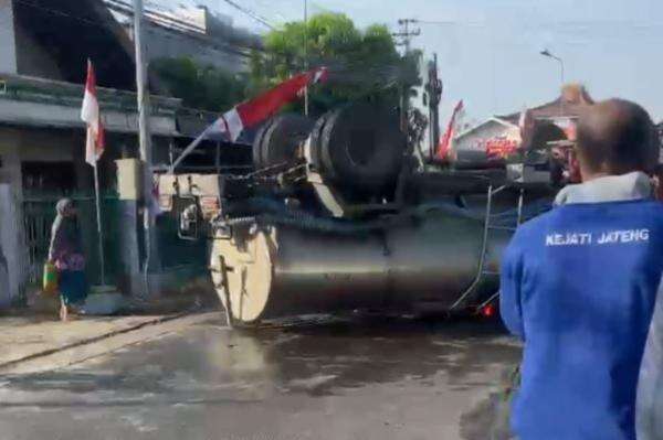 Kecelakaan di Grobogan, Truk Tangki Damkar Terbalik saat Melaju ke TKP Kebakaran Kecelakaan di Grobogan, Truk Tangki Damkar Terbalik saat Melaju ke TKP Kebakaran