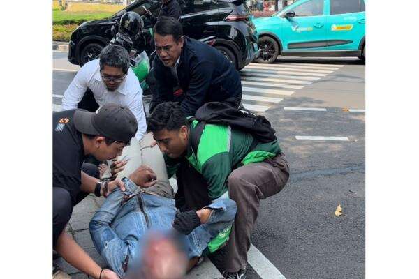 Perjalanan Rapat Istana Sempat Tertunda, Mentan Amran Turun Tangan Selamatkan Korban Kecelakaan Perjalanan Rapat Istana Sempat Tertunda, Mentan Amran Turun Tangan Selamatkan Korban Kecelakaan