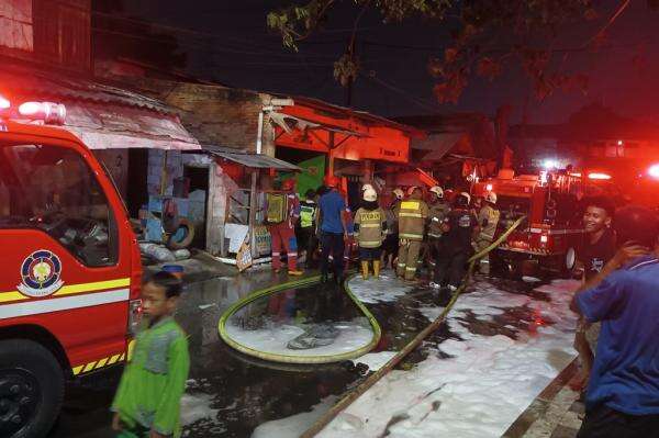 Api Kompor Picu Kebakaran Kontrakan di Koja Jakut, 3 Penghuni Luka Bakar Api Kompor Picu Kebakaran Kontrakan di Koja Jakut, 3 Penghuni Luka Bakar