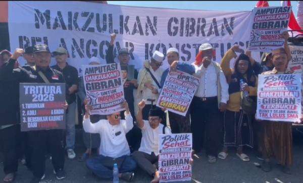 Aliansi Ulama Demo di DPRD Jatim, Dorong Wacana Pemakzulan Wapres Gibran Aliansi Ulama Demo di DPRD Jatim, Dorong Wacana Pemakzulan Wapres Gibran