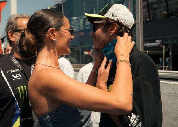 Kisah Heboh Asmara Valentino Rossi, Pernah Memacari Mantan Kekasih Rivalnya di MotoGP Kisah Heboh Asmara Valentino Rossi, Pernah Memacari Mantan Kekasih Rivalnya di MotoGP