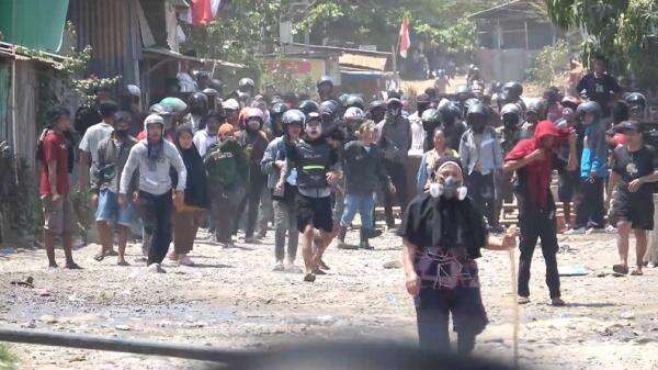 Bentrok 2 Kelompok di Makassar, Polisi Tembakkan Gas Air Mata Bentrok 2 Kelompok di Makassar, Polisi Tembakkan Gas Air Mata