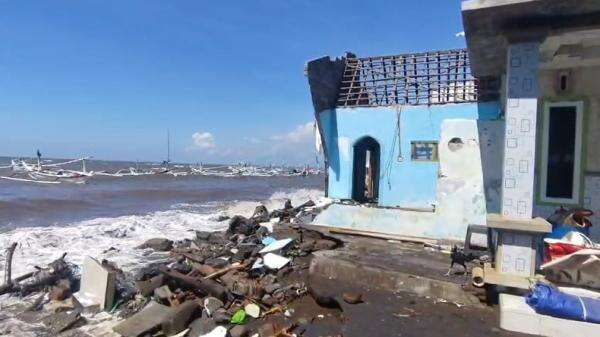 Banjir Rob Terjang Pesisir Situbondo, 7 Rumah Rusak dan Warga Mengungsi Banjir Rob Terjang Pesisir Situbondo, 7 Rumah Rusak dan Warga Mengungsi