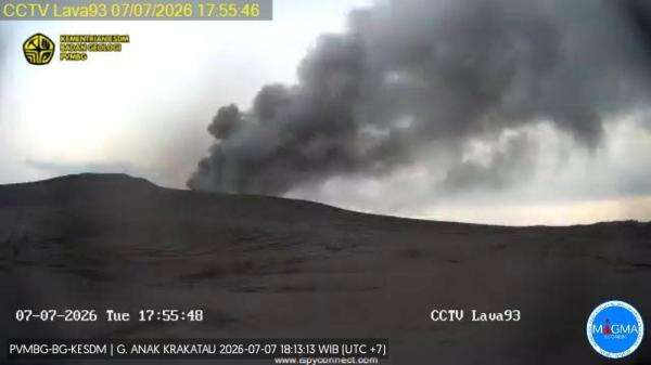 Gunung Anak Krakatau Keluarkan Asap Hitam Tebal, Status Tetap Level III Siaga Gunung Anak Krakatau Keluarkan Asap Hitam Tebal, Status Tetap Level III Siaga