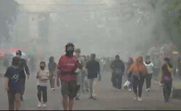 ISPU Tembus Level Bahaya 493, Warga Sampit Nekat Olahraga Terjang Kabut Asap Pekat ISPU Tembus Level Bahaya 493, Warga Sampit Nekat Olahraga Terjang Kabut Asap Pekat