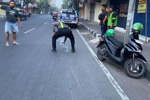 Kecelakaan di Sidoarjo, Penumpang Motor Tewas Ditabrak Pajero dari Belakang Kecelakaan di Sidoarjo, Penumpang Motor Tewas Ditabrak Pajero dari Belakang