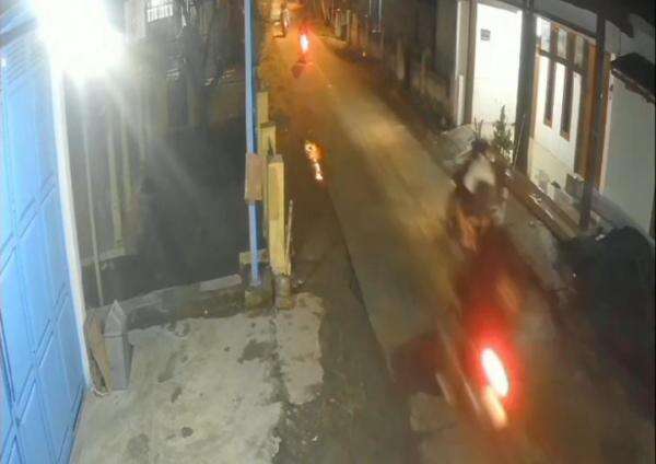 Polisi Kejar Gangster Bersenjata Tajam yang Lukai Warga Jombang, Aksi Brutal Terekam CCTV Polisi Kejar Gangster Bersenjata Tajam yang Lukai Warga Jombang, Aksi Brutal Terekam CCTV
