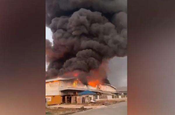 Kebakaran Gudang Kawasan Industri Delta Silicon 3 Cikarang, Hydrant Sempat Macet Kebakaran Gudang Kawasan Industri Delta Silicon 3 Cikarang, Hydrant Sempat Macet