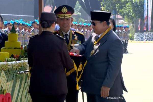 HUT ke-80 Bhayangkara, Prabowo Potong Tumpeng dan Serahkan ke Kapolri HUT ke-80 Bhayangkara, Prabowo Potong Tumpeng dan Serahkan ke Kapolri