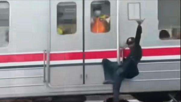 Viral Pria Bergelantungan di Luar KRL, KAI Commuter Langsung Blacklist Viral Pria Bergelantungan di Luar KRL, KAI Commuter Langsung Blacklist