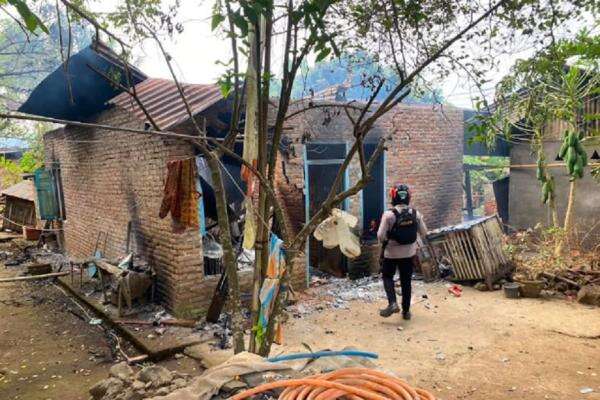 3 Warga Tewas dan 20 Rumah Rusak Akibat Konflik di Flores Timur, Kemensos Turun Tangan 3 Warga Tewas dan 20 Rumah Rusak Akibat Konflik di Flores Timur, Kemensos Turun Tangan