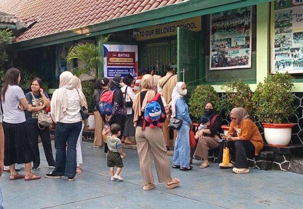 Hari Pertama Sekolah, Orangtua Ikut Dampingi Anak saat MPLS Hari Pertama Sekolah, Orangtua Ikut Dampingi Anak saat MPLS
