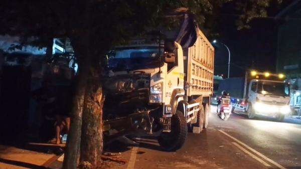 Kecelakaan di Tuban, Truk Oleng Tabrak Motor lalu Hantam Pohon Kecelakaan di Tuban, Truk Oleng Tabrak Motor lalu Hantam Pohon