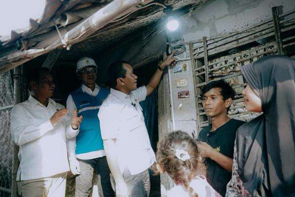 Bantuan Listrik Gratis di Jabar Sasar 25 Ribu Rumah Tangga, 12.327 Sudah Menyala Bantuan Listrik Gratis di Jabar Sasar 25 Ribu Rumah Tangga, 12.327 Sudah Menyala