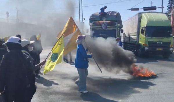 Demo Kelangkaan BBM, Massa PMII Pangkep Blokade Trans Sulawesi Demo Kelangkaan BBM, Massa PMII Pangkep Blokade Trans Sulawesi