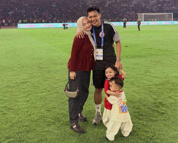 Potret Manis Istri Witan Sulaeman Nonton Langsung Persija Jakarta Berlaga di SUGBK: Nemenin Duniaku Nonton Dunianya Potret Manis Istri Witan Sulaeman Nonton Langsung Persija Jakarta Berlaga di SUGBK: Nemenin Duniaku Nonton Dunianya