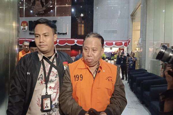 Penampakan Rektor Unsoed Pakai Rompi Tahanan KPK saat Digiring ke Mobil Tahanan Penampakan Rektor Unsoed Pakai Rompi Tahanan KPK saat Digiring ke Mobil Tahanan