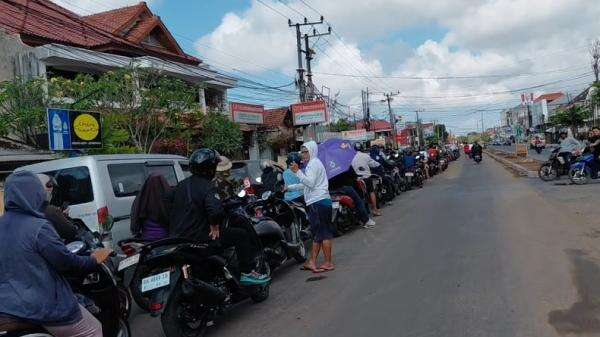 Pasokan BBM Belum Normal, Antrean Panjang Masih Terjadi di SPBU Jembrana Pasokan BBM Belum Normal, Antrean Panjang Masih Terjadi di SPBU Jembrana