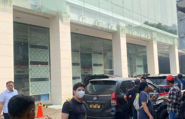 Kaca Gedung BGN Pecah, Polisi: Dipicu karena Cuaca, Bukan Ditembak Kaca Gedung BGN Pecah, Polisi: Dipicu karena Cuaca, Bukan Ditembak