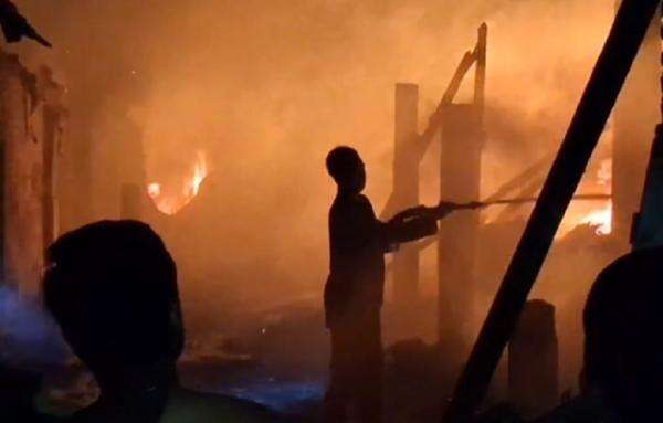 Kebakaran Pabrik Tahu di Krian Sidoarjo, Kerugian Ditaksir Ratusan Juta Kebakaran Pabrik Tahu di Krian Sidoarjo, Kerugian Ditaksir Ratusan Juta